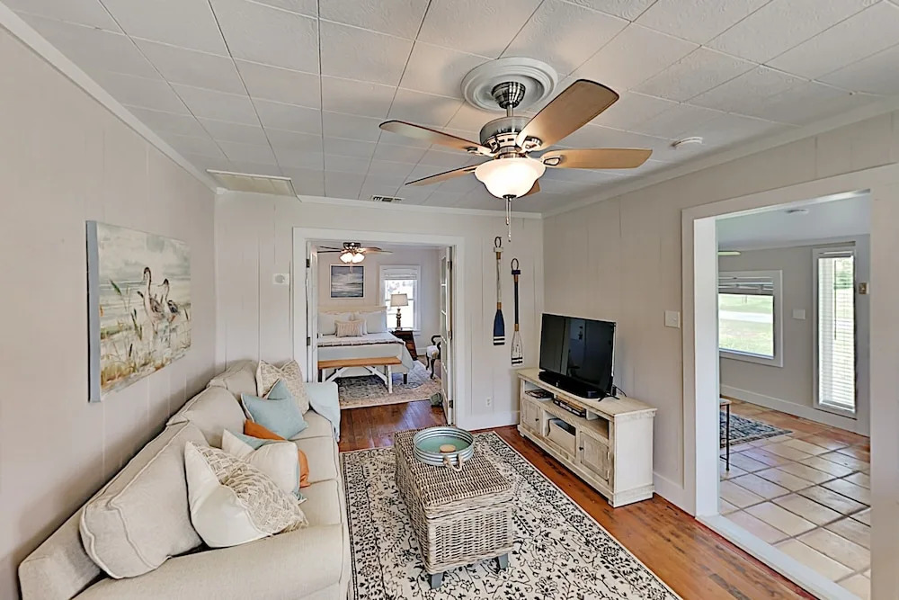 Charming Downtown Getaway W/ Spacious Interior 2 Bedroom Home