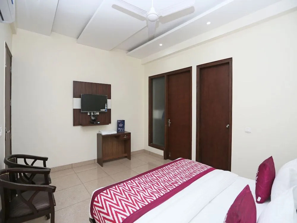 OYO 8205 Hotel Petals Inn
