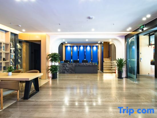 R ROYALSS HOTEL (Jiuzhaigou Valley Scenic and Historic Interest Area Tourist Center)