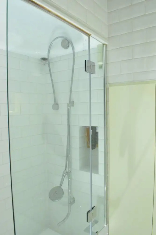 Modern 1 Bedroom Apartment in Victoria