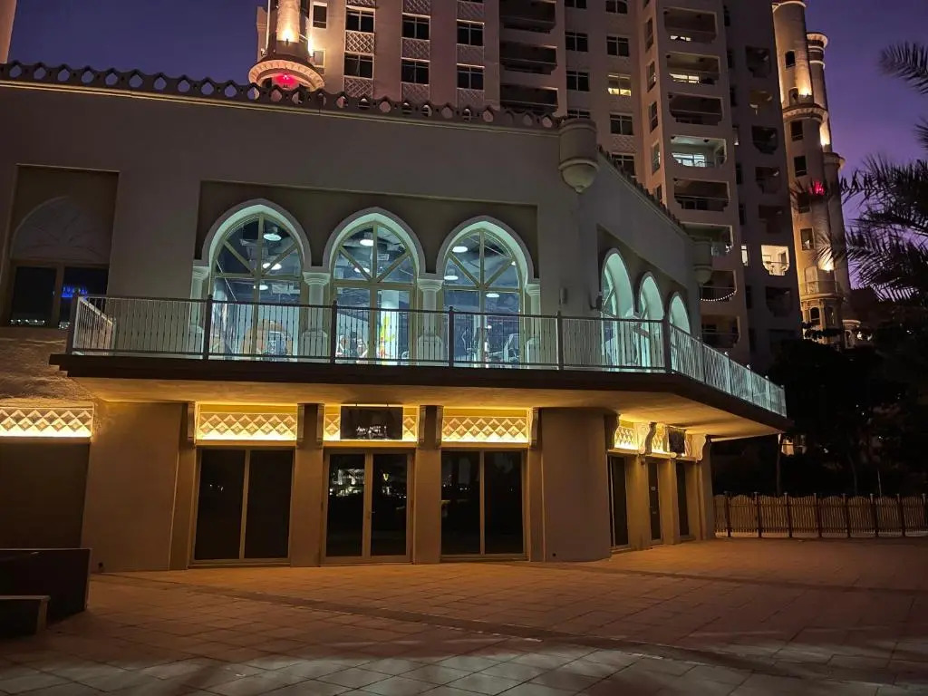 Luxury, Spacious, Beachfront, 3BD Apartment with private beach access!