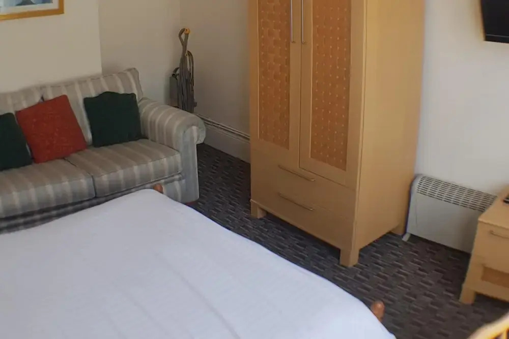 Flat Sleeps 6 with On-Street Parking