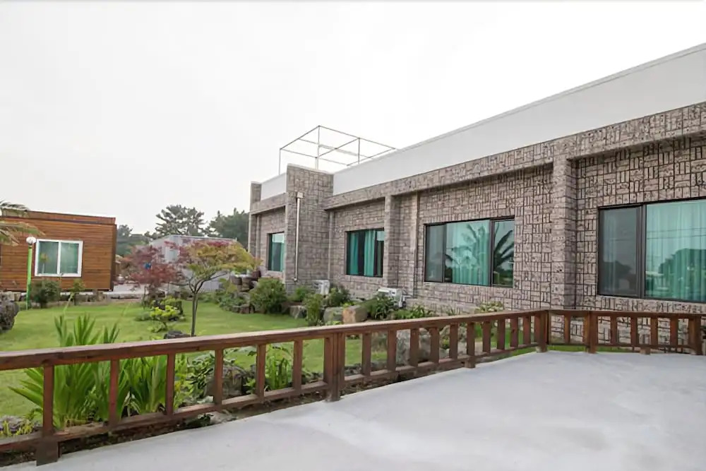 Seogwipo o Clock Pension