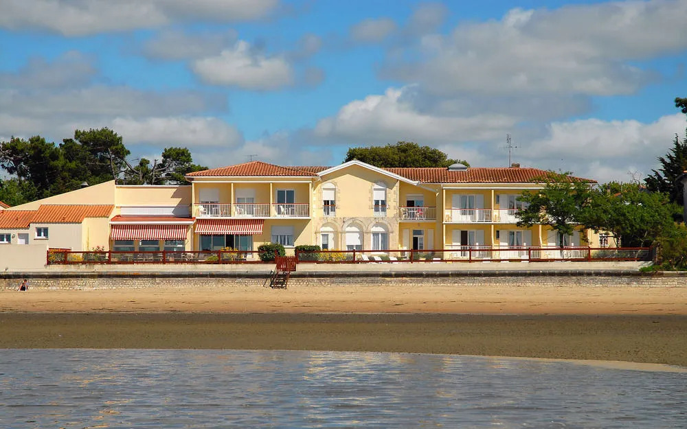 Beach Hotel - Le Grand Chalet
