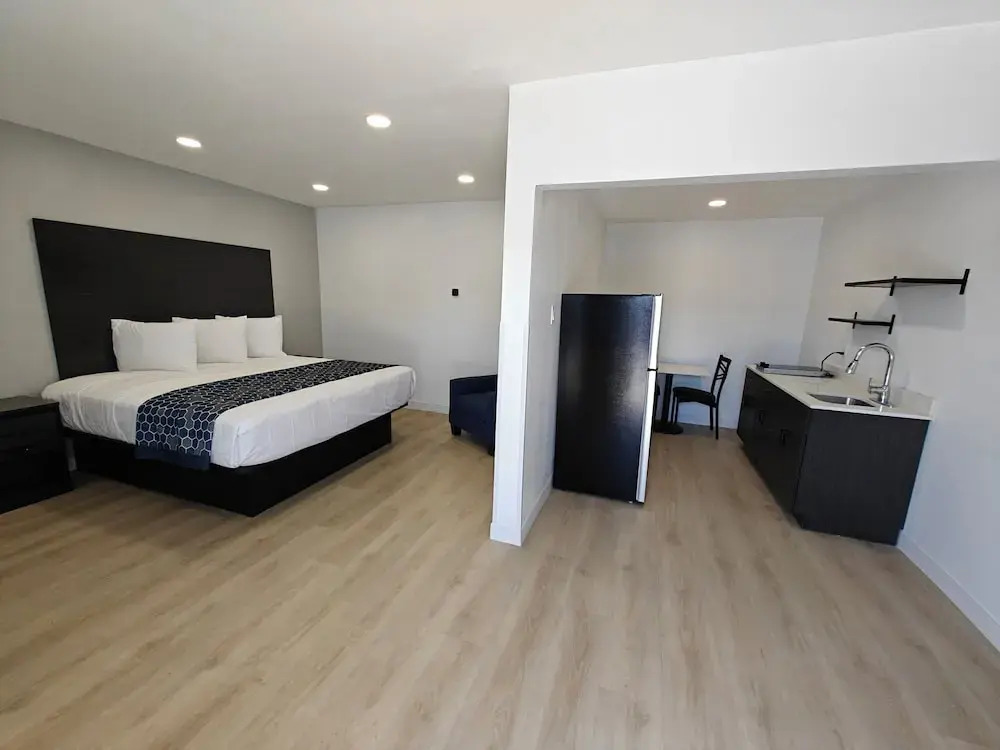 Casa Blanca Inn and Suites