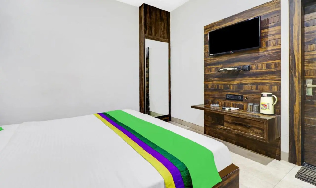 Itsy Hotels Anjali Mahal 500, Mtrs From Mathura Railway Station