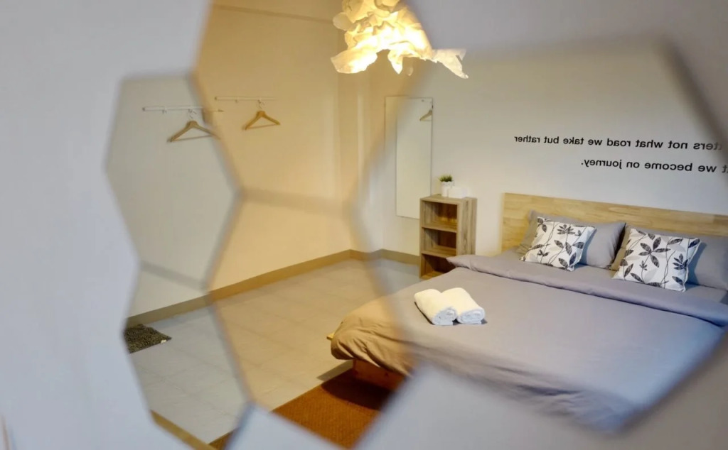 24 Poshtel Salaya