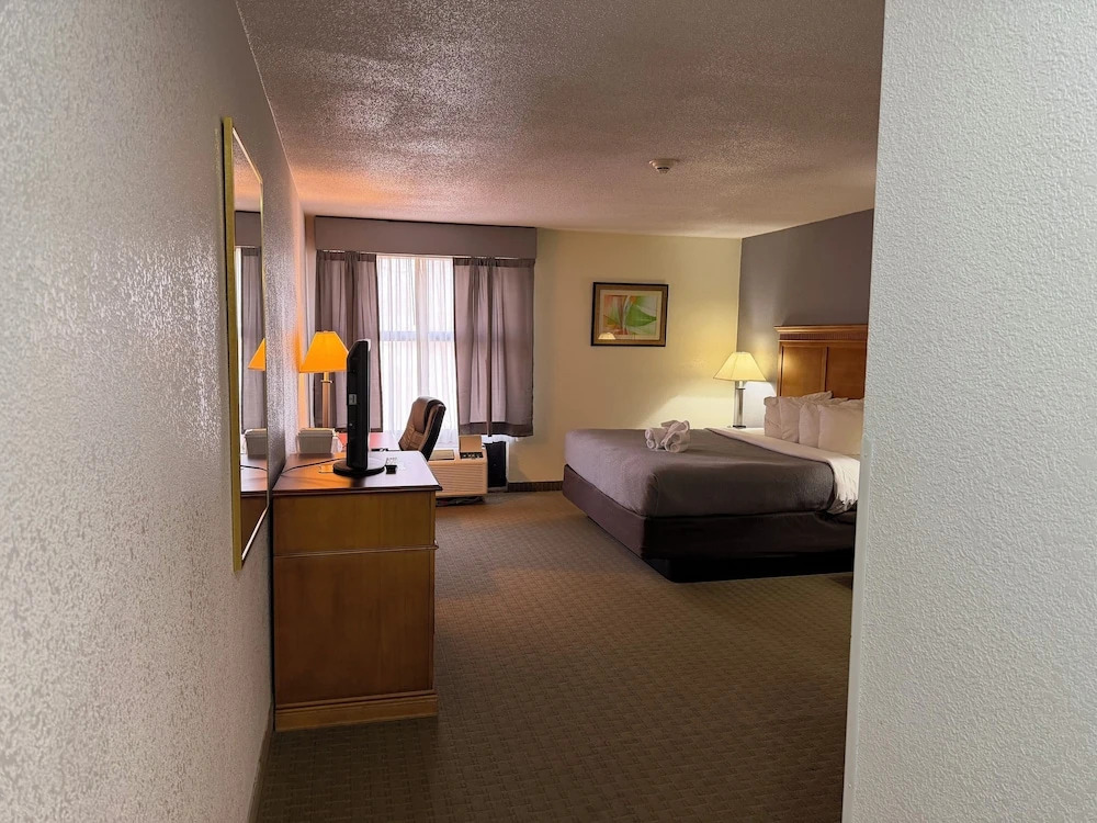 Lafayette Inn & Suites