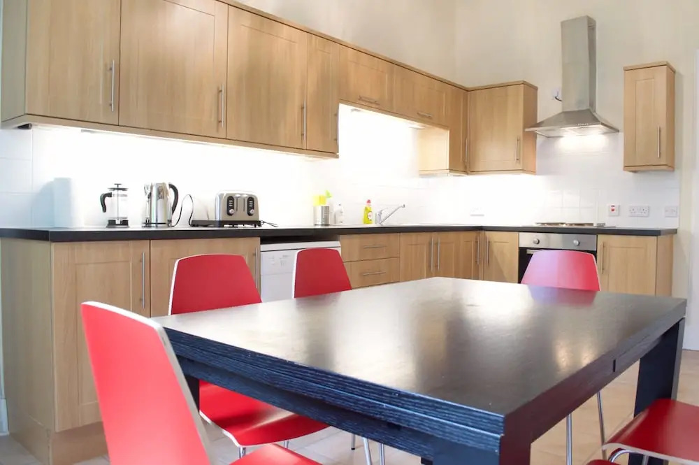 3 Bedroom Apartment In Edinburgh