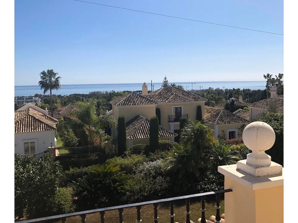 Luxury Villa with Private Pool & Spacious Garden near Sea & Marbella