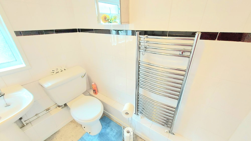 5Br House-sleeps12-garden-familyfriendly