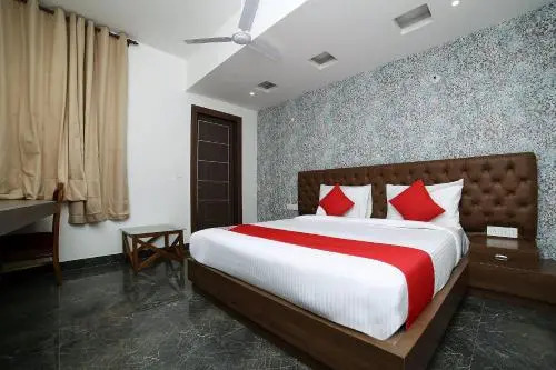 Oyo 24806 Hotel Pine