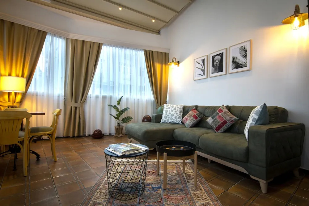 Guzi Rooms & Suites