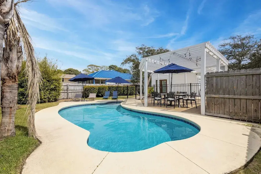 Pelican Retreat by Avantstay 5 Mins TO Beach Pet Friendly w/ Pool & Bbq!