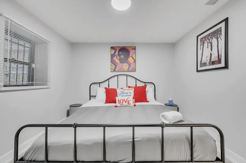 Modern Design 2bd Garden Condo Near United Center by AllSet Turnover