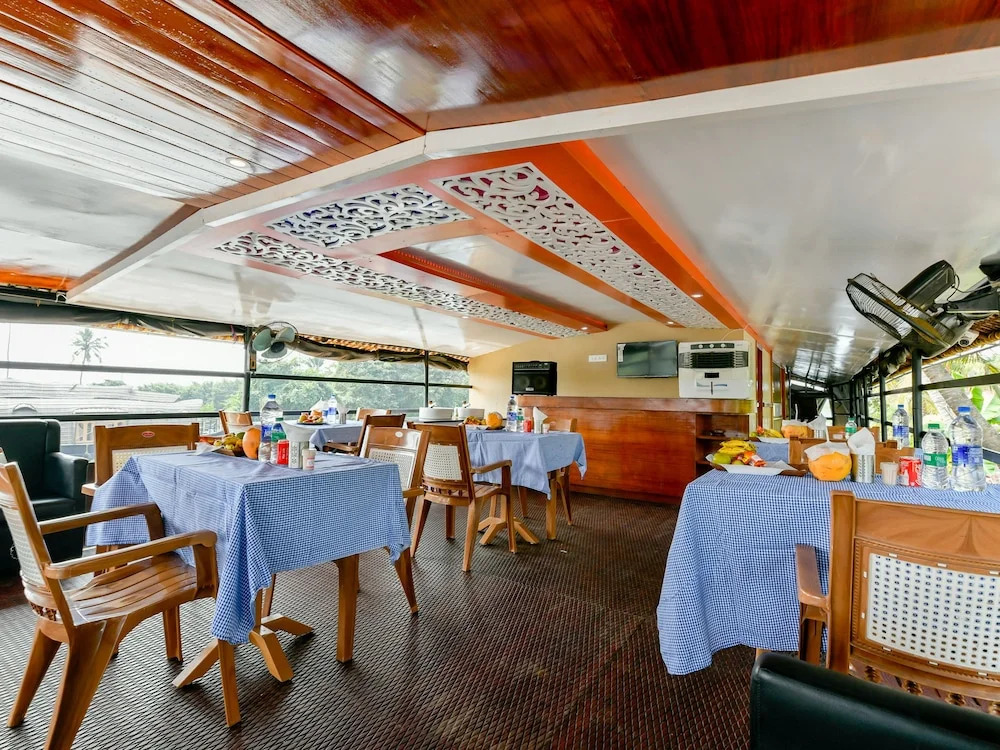 Oyo 24920 Indraprastha Royal Castle Sharing Houseboat