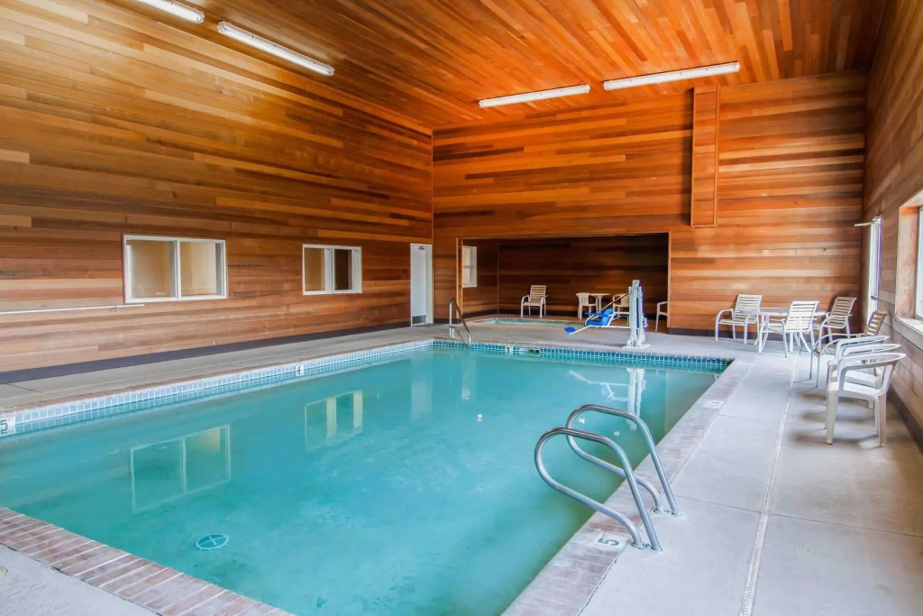 Bridgeway Inn & Suites