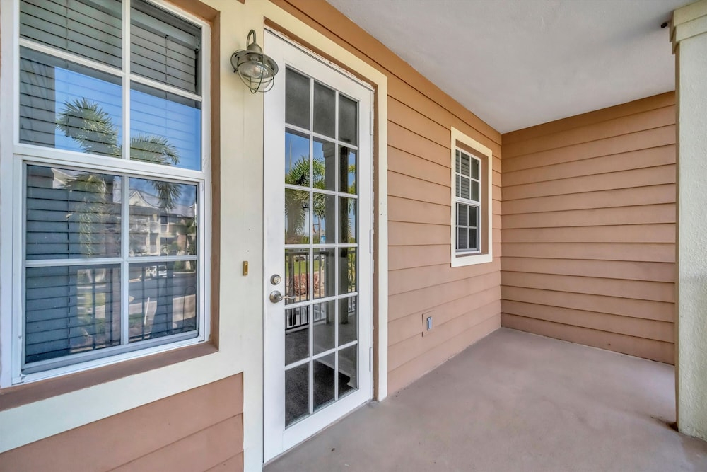 Mangrove View 2BR - Pool Hot Tub Gym Access