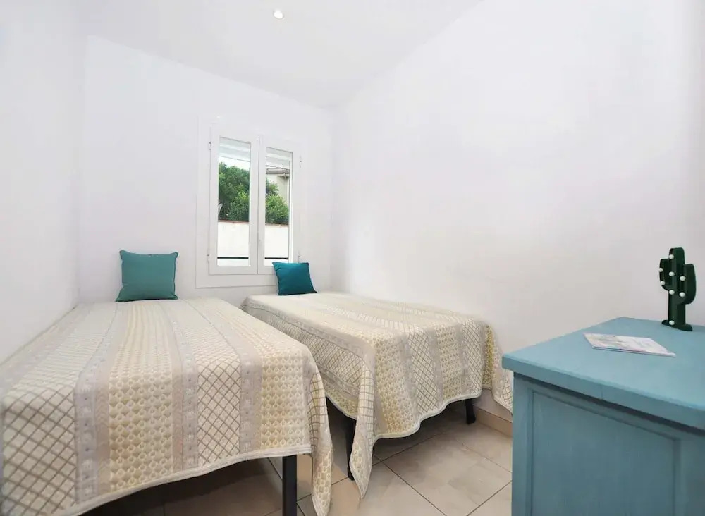 Beachfront Apartment for 6 Persons in Roses