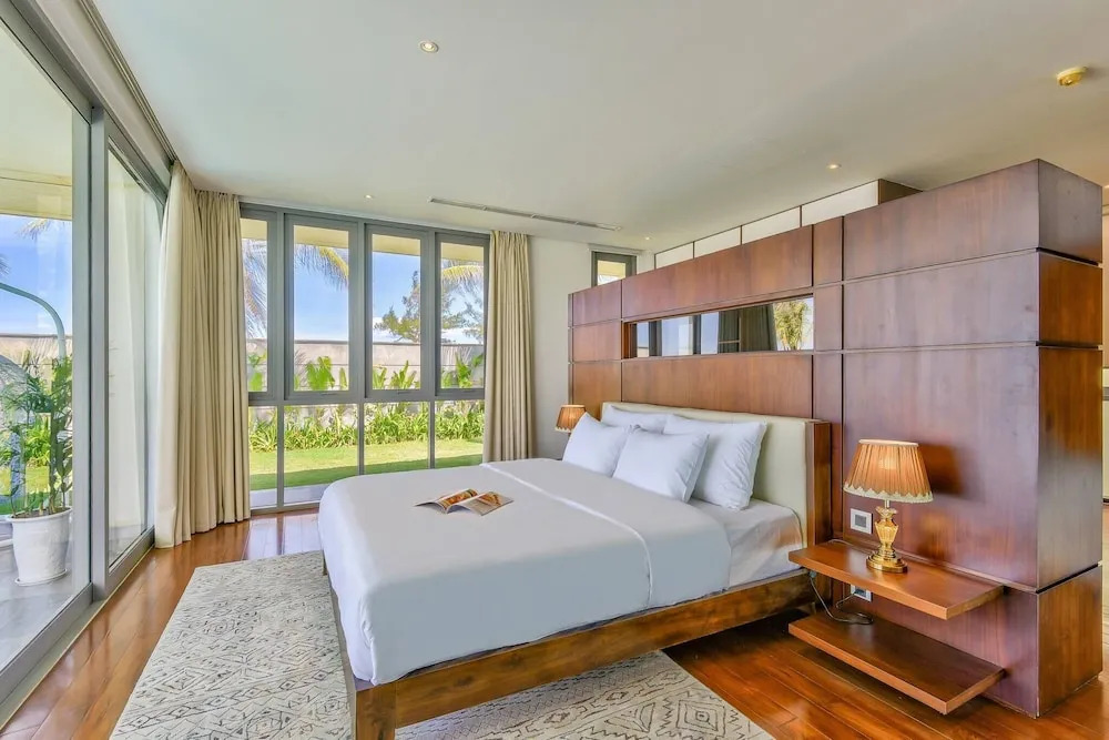 Stunning Beachfront 6br Villa W Largest Pool