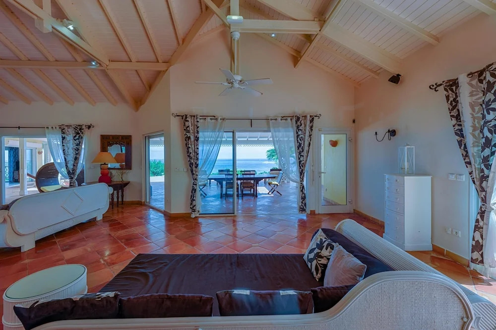 Stunning Orient Bay Ocean Views, Walk to the Beach! AC, Free Wifi, Swimming Pool