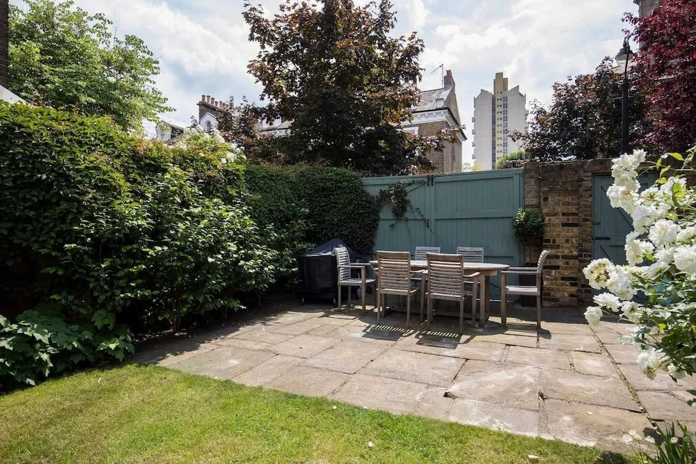 Luxurious Family Home in a Central Green Oasis