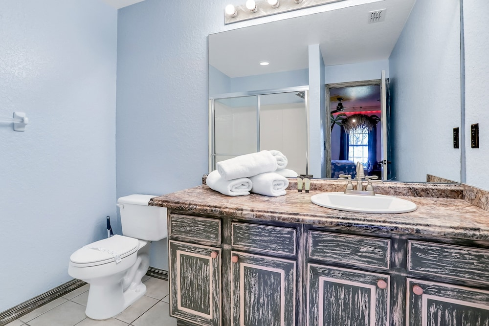 Peaceful Home With an Enclosed Patio, Pool, Grill, Washer/dryer, & AC