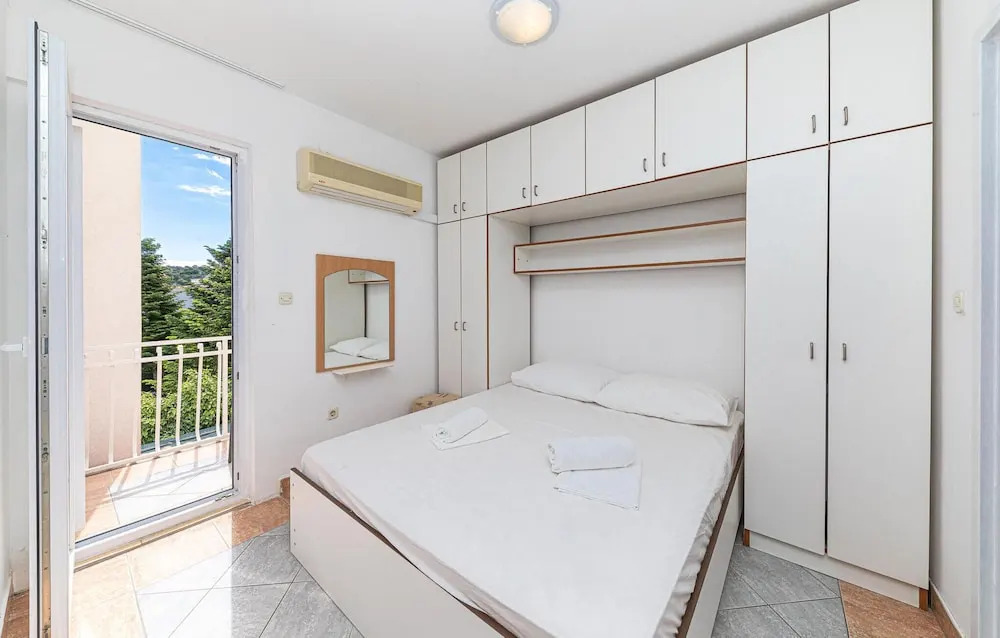 Beach Front Home In Okrug Donji