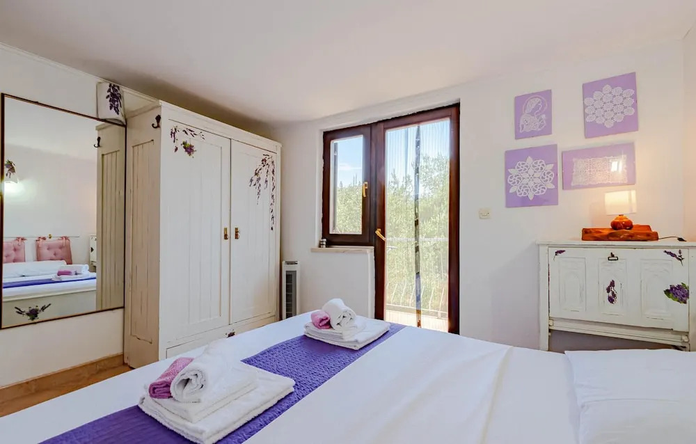 Holiday Home Ston With A Fireplace 388