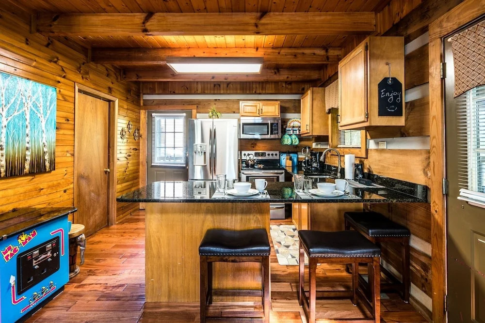 Er17 - The Perfect Getaway Great Location - Close To Town! 1 Bedroom Cabin by RedAwning