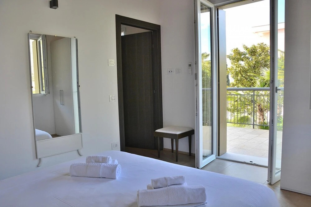 North House - Sleeps 4 Shared Pool Lake View in Torri del Benaco