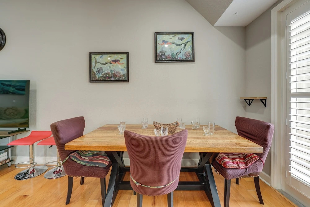 Coastal 'sea Side' Townhome - Walk to Beach!