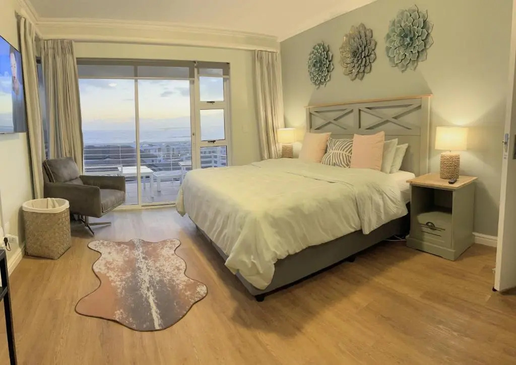 2 Dolphin Ridge , Bloubergstrand