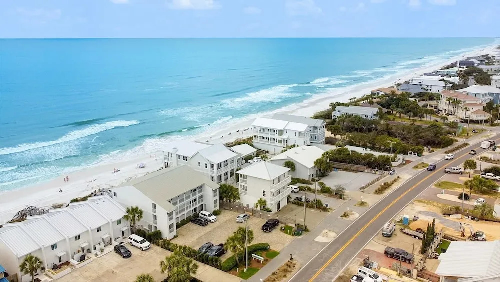 Marlin by Avantstay Beachfront Mansion w/ 10 Bdrs & Multiple Living Spaces & Kitchens!