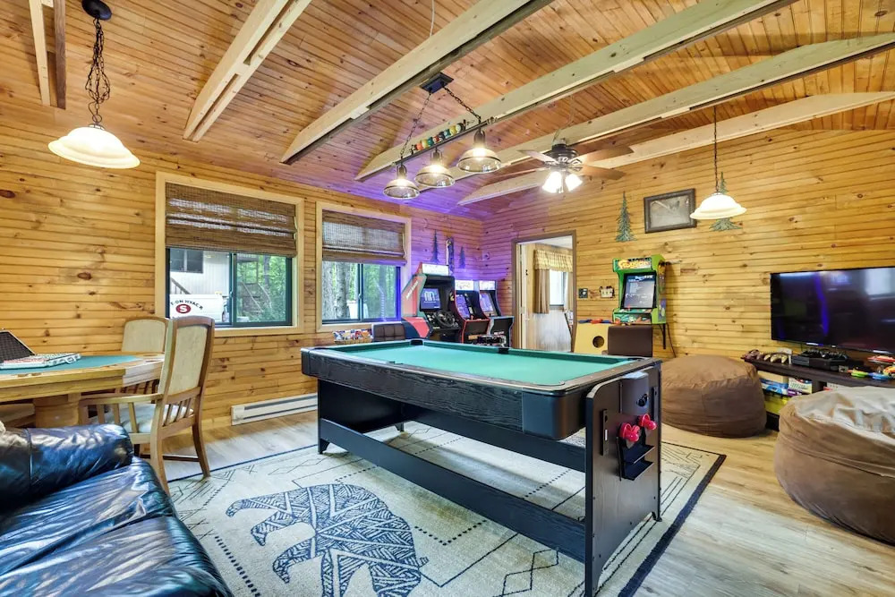 Cozy Bear Den Cabin Game Room & Golf Cart