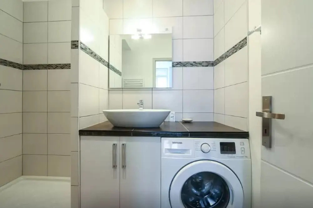 Sunny and Modern 1 Bedroom with Balcony2