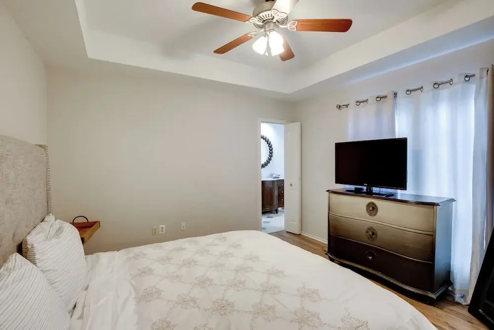 Comfortable Dallas Condo Close to Attractions
