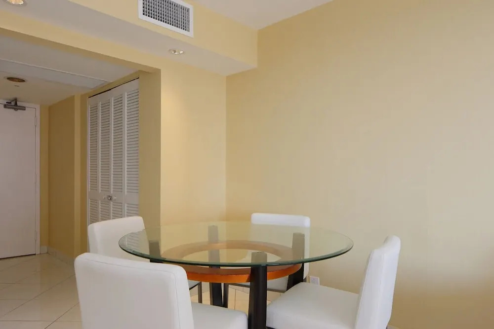 Alexander 1219 - 1 Br Apts