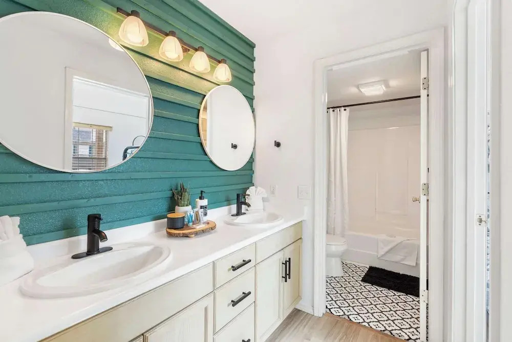 Our Landing Place - Access to Pool!