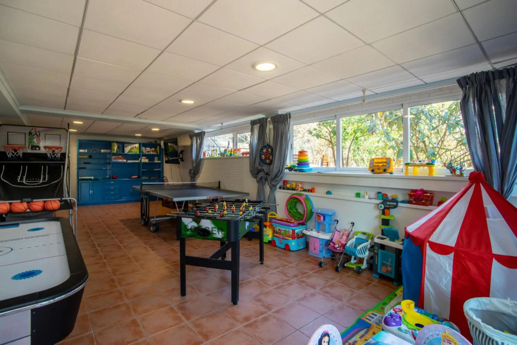 9 Bedroom 5 Star Luxury Villa & Heated Pool for 5 to 28 Guests near Alicante