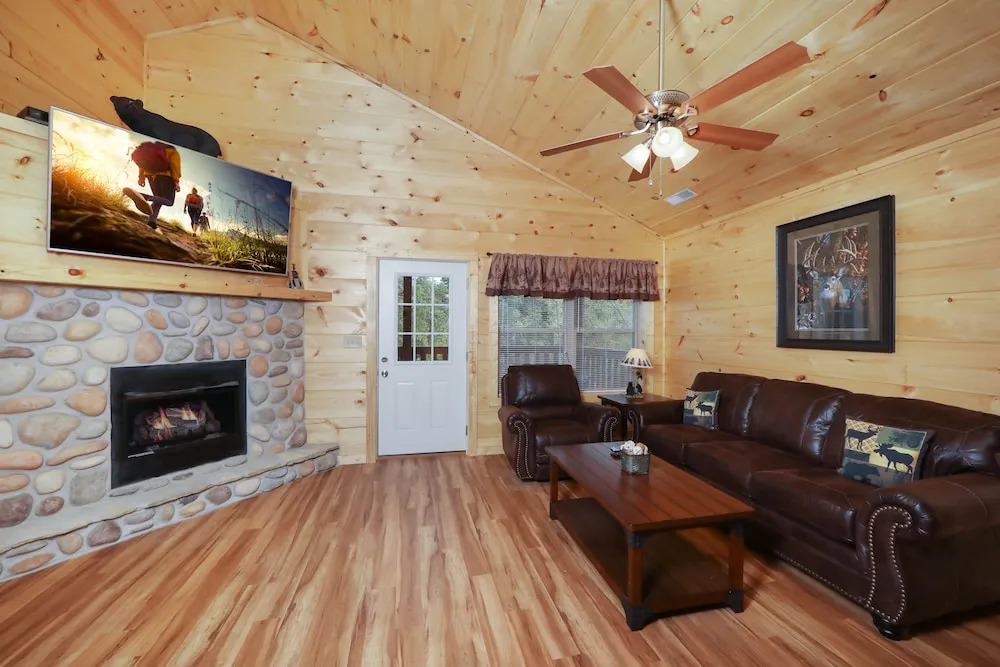 651 Country Oaks Dr Cabin
