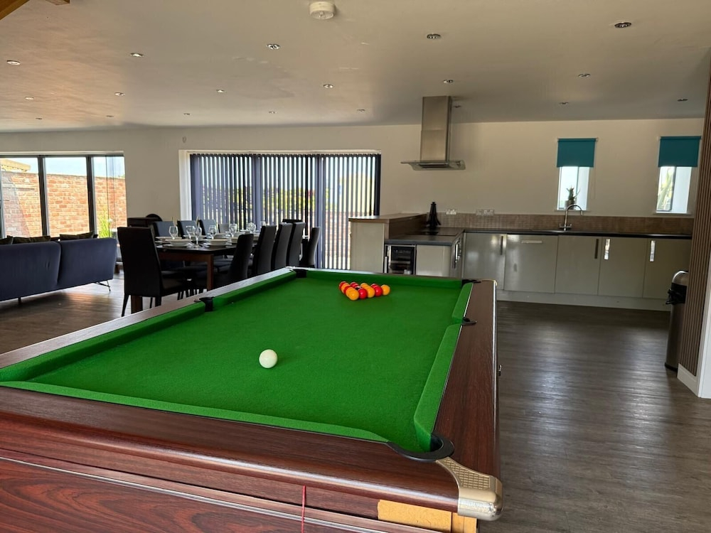 Lincoln 4-Beds Sleeps 13 Hot Tub & Pet Friendly