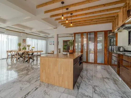 J2. Urban Supper Deluxe Villa 600m from beach
