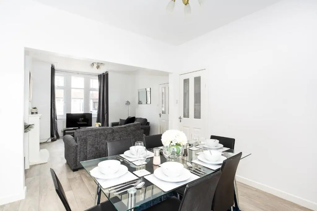 Wenham House - Large House with Hot Tub, Sleeps 11!