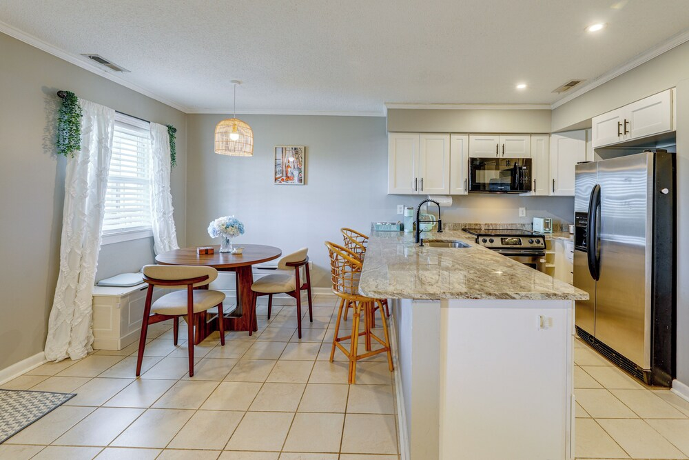 Bright & Airy Condo: Walk to Beach/boardwalk