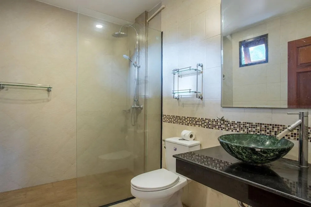 Beautiful 5BR Villa Felicity, Pool & Garden, near Naiharn