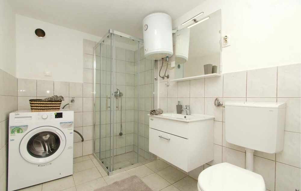 Awesome Home in Poplat With Wifi and 2 Bedrooms
