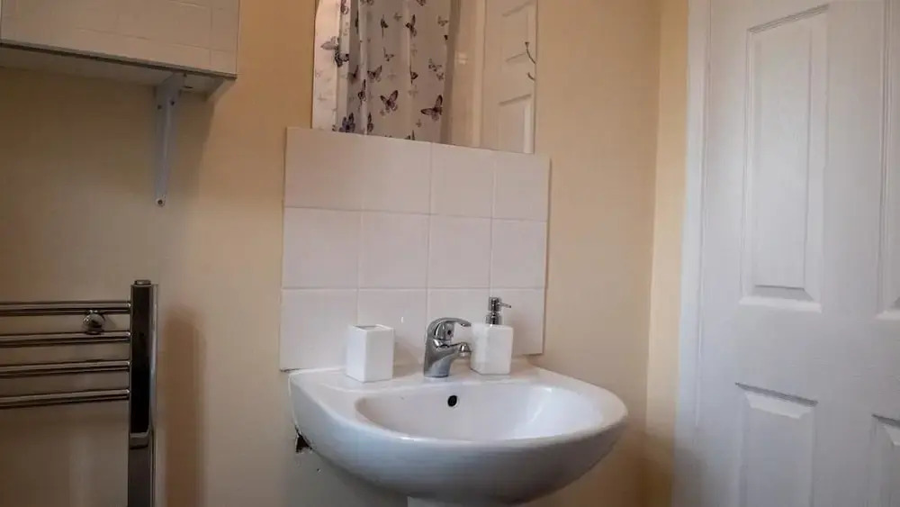 5 Bedroom Guesthouse in Quiet Cul-de-sac location.