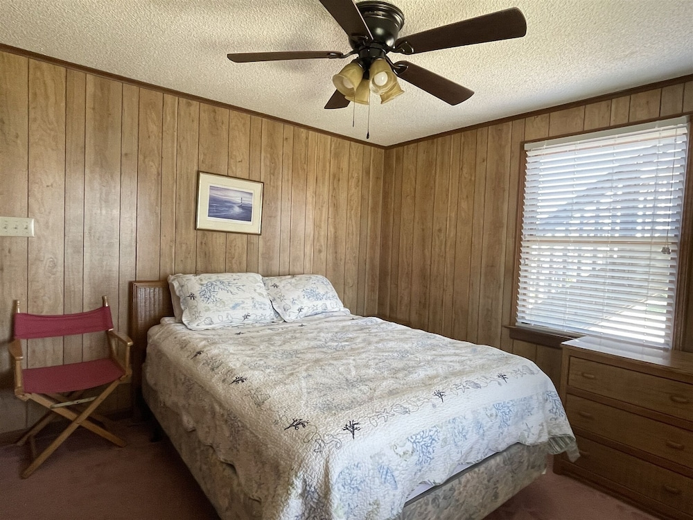 Southern Star 5 Bedroom Cottage by RedAwning