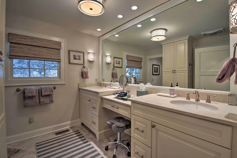 2 Living Areas + Fireplace: Mirror Lake Cottage!